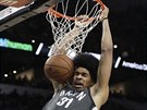 Jarrett Allen z Brooklynu smeuje proti San Antoniu.