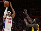 Tobias Harris (vlevo) z Detroitu stílí pes Lance Stephensona z Indiany.