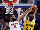 Andre Drummond (vlevo) z Detroitu blokuje Bojana Bogdanovie z Indiany.