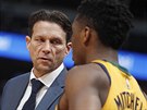 Quin Snyder, trenér Utahu, radí Donovanu Mitchellovi.