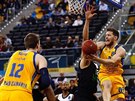 Gal Mekel (vpravo) z Gran Canarie pihrává v utkání s ASVEL, sleduje ho...