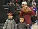 Isaiah Thomas z Clevelandu a jeho dva synové -  sedmiletý James a ptiletý...