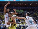 Marko Guduri (u míe) z Fenerbahce útoí kolem Felipeho Reyese (uprosted) a...