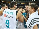 Basketbalisté Realu Madrid slaví výhru v hale Fenerbahce.