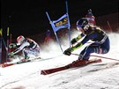 Americká lyaka Mikaela Shiffrinová (vpravo) na trati paralelního slalomu v...