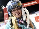 Americká lyaka Mikaela Shiffrinová se usmívá v cíli paralelního slalomu v...