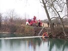 Hasi�i p�ipraven� vytahat utopen� auta z Velk� V�penky v Laho�ti.