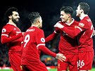 Liverpoolský Philippe Coutinho (druhý zprava) slaví se spoluhrái gól do sít...