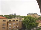 Z okna je výhled na Praský hrad.