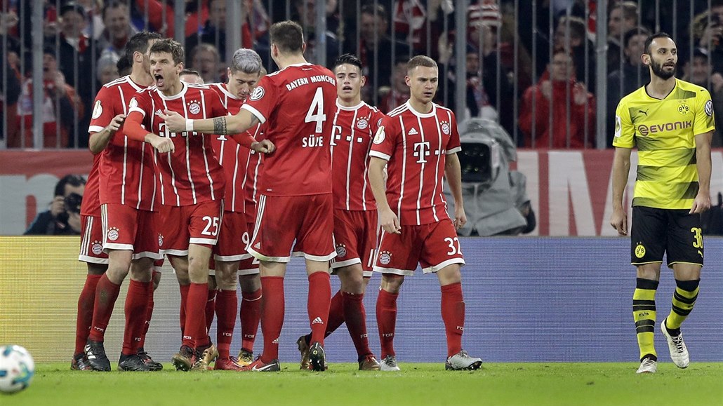 Fotbalisté Bayernu Mnichov slaví gól Thomase Müllera proti Dortmundu.
