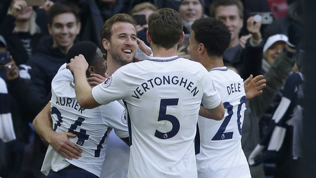 Harry Kane z Tottenhamu p�ijímá gratulace ke gólu.