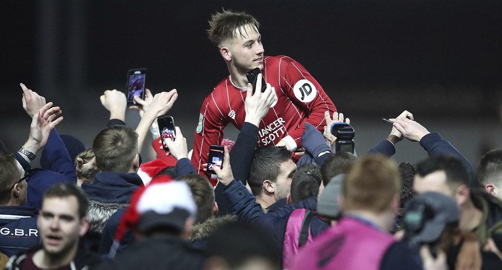 Josh Brownhill z Bristolu slaví s fanou�ky ne�ekaný postup p�es Manchester...