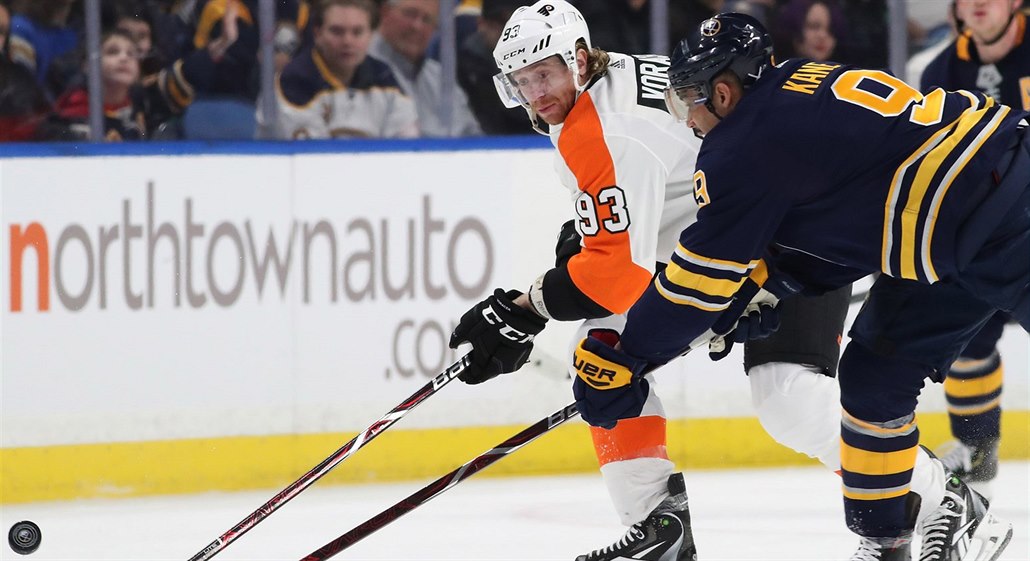 Jakub Vorá�ek (vlevo) z Philadelphie se sna�í uniknout bránícímu Evanderu...