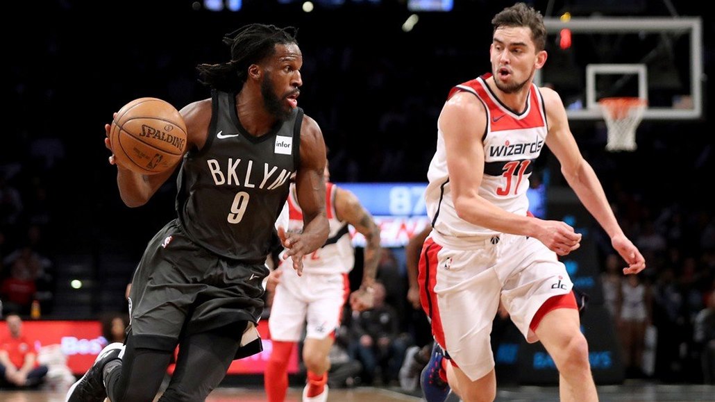 Tomá� Satoranský (vpravo) z Washingtonu stíhá DeMarreho Carrolla z Brooklynu.