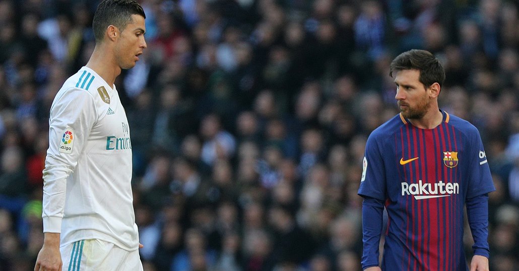 Dv� nejv�t�í hv�zdy. Cristiano Ronaldo (vlevo) z Realu Madrid a Lionel Messi z...