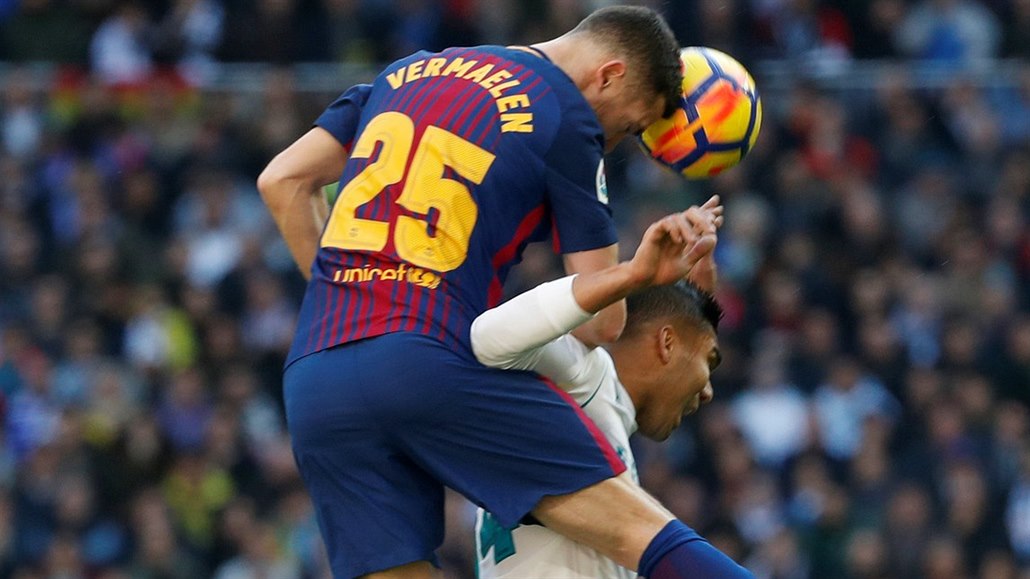 Thomas Vermaelen (vlevo) z Barcelony v souboji s Casemirem z Realu Madrid.
