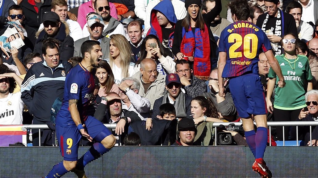 Luis Suárez (vlevo) z Barcelony se raduje z gólu v zápase s Realem Madrid.