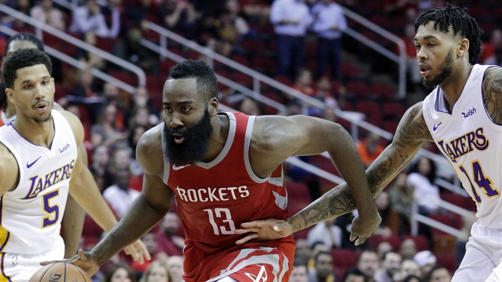 James Harden (v �erveném) z Houstonu uniká Joshi Hartovi (vlevo) a Brandonu...