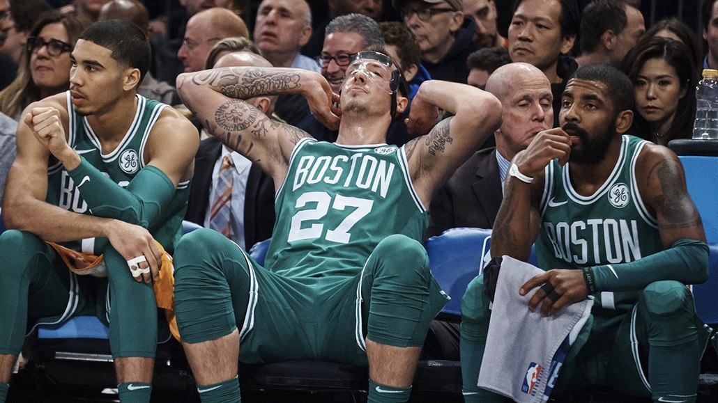 Zklamaní Jayson Tatum, Daniel Theis a Kyrie Irving (zleva) na lavi�ce Bostonu.