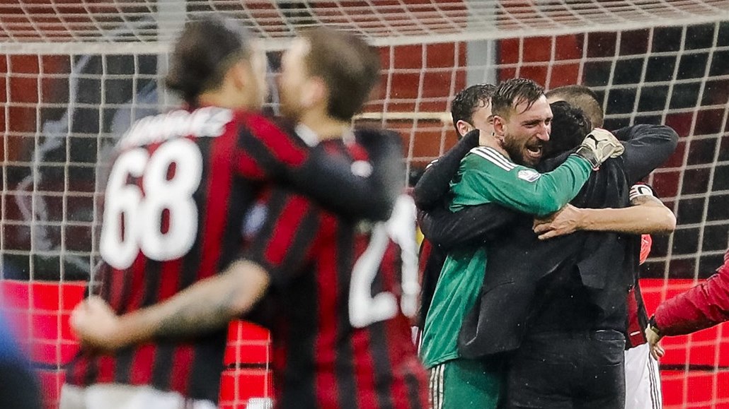 Gennaro Gattuso, trenér AC Milán, se objímá se svým branká�em Antoniem...