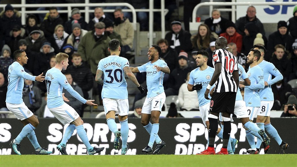 Euforie fotbalist� Manchesteru City po gólu do sít� Newcastlu, uprost�ed je...