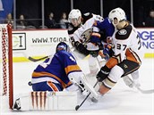 Ondřej Kaše z Anaheimu překonává brankáře New York Islanders Jaroslava Haláka.