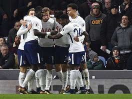 Fotbalisté Tottenhamu slaví gól Harryho Kanea.