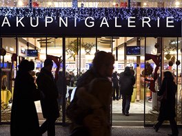 2009: Kromě obchodních center a domů, nakupují lidé vánoční dárky i v nákupních...