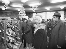 1968: Předvánoční nákupy v oddělení obuvi v Domě módy v Praze.