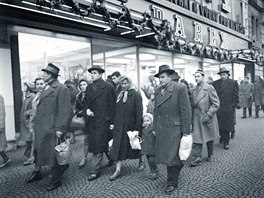 1959: Co asi mají v balíčcích lidé před obchodním domem Darex na pražském...