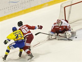 Olomouck brank Branislav Konrd vyr stelu zlnskho Michala Popelky, na...