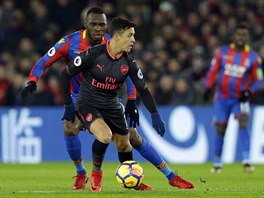 Alexis Sanchez z Arsenalu vyhl spoluhre, brn ho Christian Benteke z...