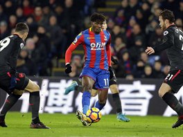 Wilfried Zaha z Crystal Palace pihrv mezi hri Arsenalu.