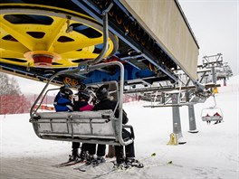 Skicentrum Deštné v Orlických horách spustilo novou čtyřsedačkovou lanovku...
