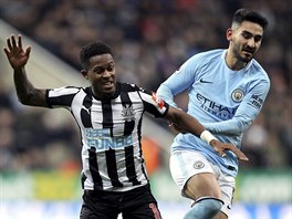 Rolando Aarons z Nescastlu (vlevo) a Ilkay Gndogan z Manchesteru City bojuj o...