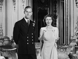 Královna Alžběta II. (ještě coby princezna) a Philip Mountbatten na snímku po...