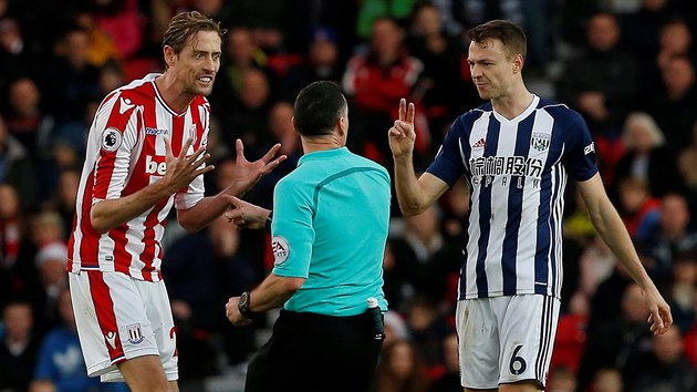 Peter Crouch ze Stoke a Jonny Evans z West Bromwiche se dohaduj s rozhodm.