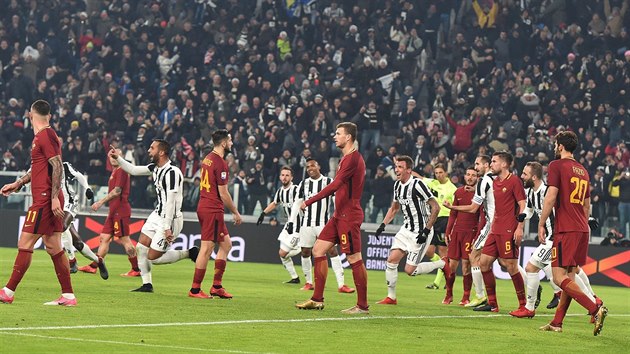 JE TO TAM. Radost fotbalist� Juventusu, zkl�m�n� hr��� AS ��m.