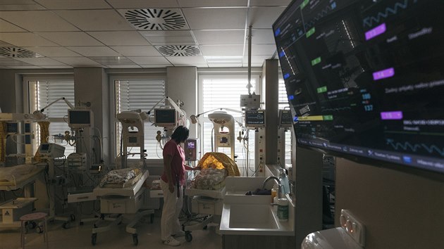 Na centrlnm monitoru mohou sestry na neonatologii sledovat stav vech dt (13.12.2017).