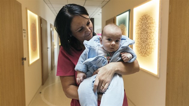 Na neonatologické oddělení v nemocnici Hořovice se pravidelně vrací maminky, aby pozdravily zdravotní sestry a pochlubily se rostoucím miminkem. Na snímku je malý Sebastian, jehož maminka na oddělení strávila hodně času (13.12.2017).