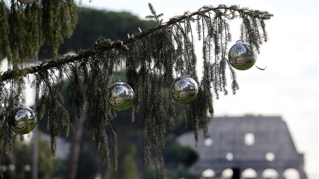 Z vánočního stromu v Římě rychle padá jehličí, radnice hledá příčinu. Místní mu zatím posměšně říkají Prašivka (19. prosince 2017)