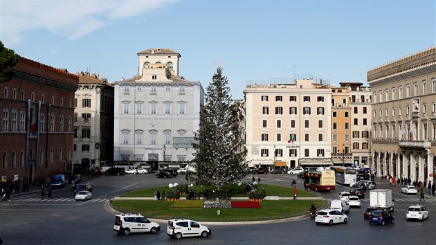 Z vánočního stromu v Římě rychle padá jehličí, radnice hledá příčinu. Místní mu zatím posměšně říkají Prašivka (19. prosince 2017)