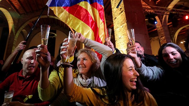 Separatisté na povolebním setkání v Barceloně oslavují úspěch ve volbách (21. prosince 2017)