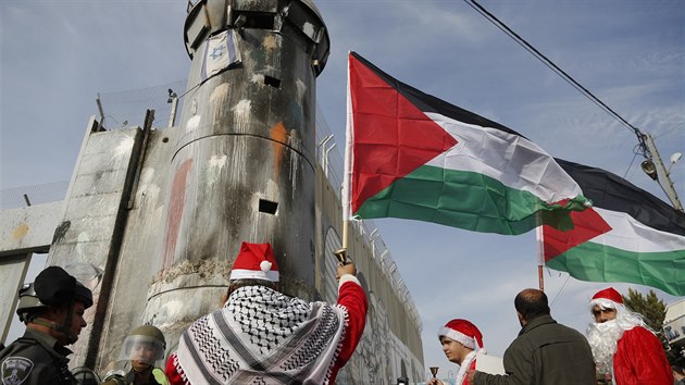 Palestinci pevleen za Santa Clause pi prostestu v Betlm (23. prosince 2017)