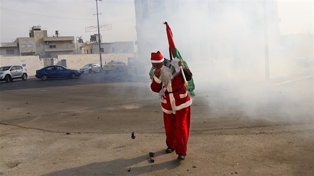 Palestinec pevleen za Santa Clause pi prostestu v Betlm (23. prosince 2017)