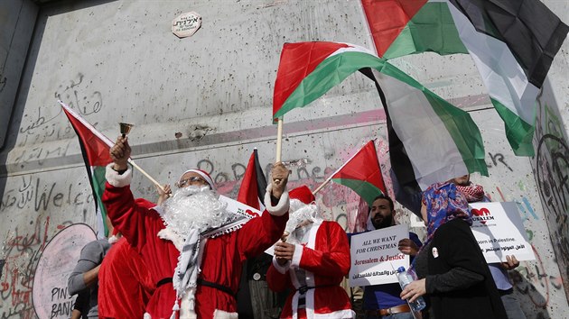 Palestinci pevleen za Santa Clause pi prostestu v Betlm (23. prosince 2017)