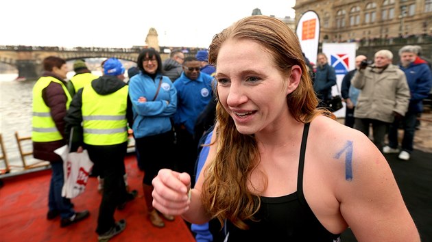 Pono�it se do studen� vody vy�aduje odvahu ...