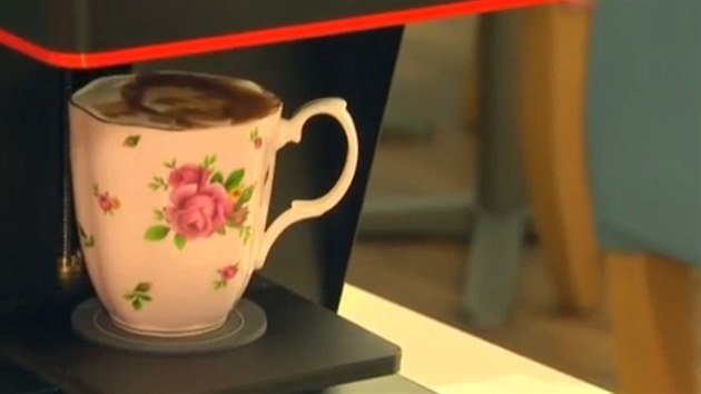 Z běžného kávovaru káva putuje do speciálního stroje, který na ni namaluje portrét.
