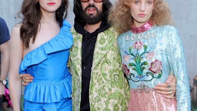Zleva: modelka Hari Nefov, mdn nvrh Alessandro Michele a umlkyn Petra Collins (vichni v modelech Gucci)