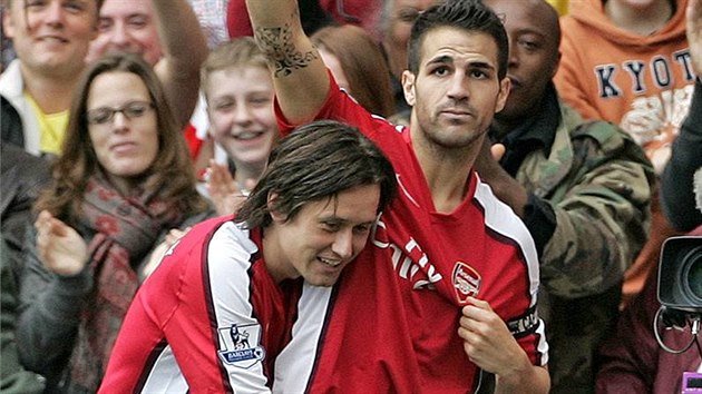 Fotbalist Arsenalu Cesc Fabregas a Tom Rosick (vlevo).